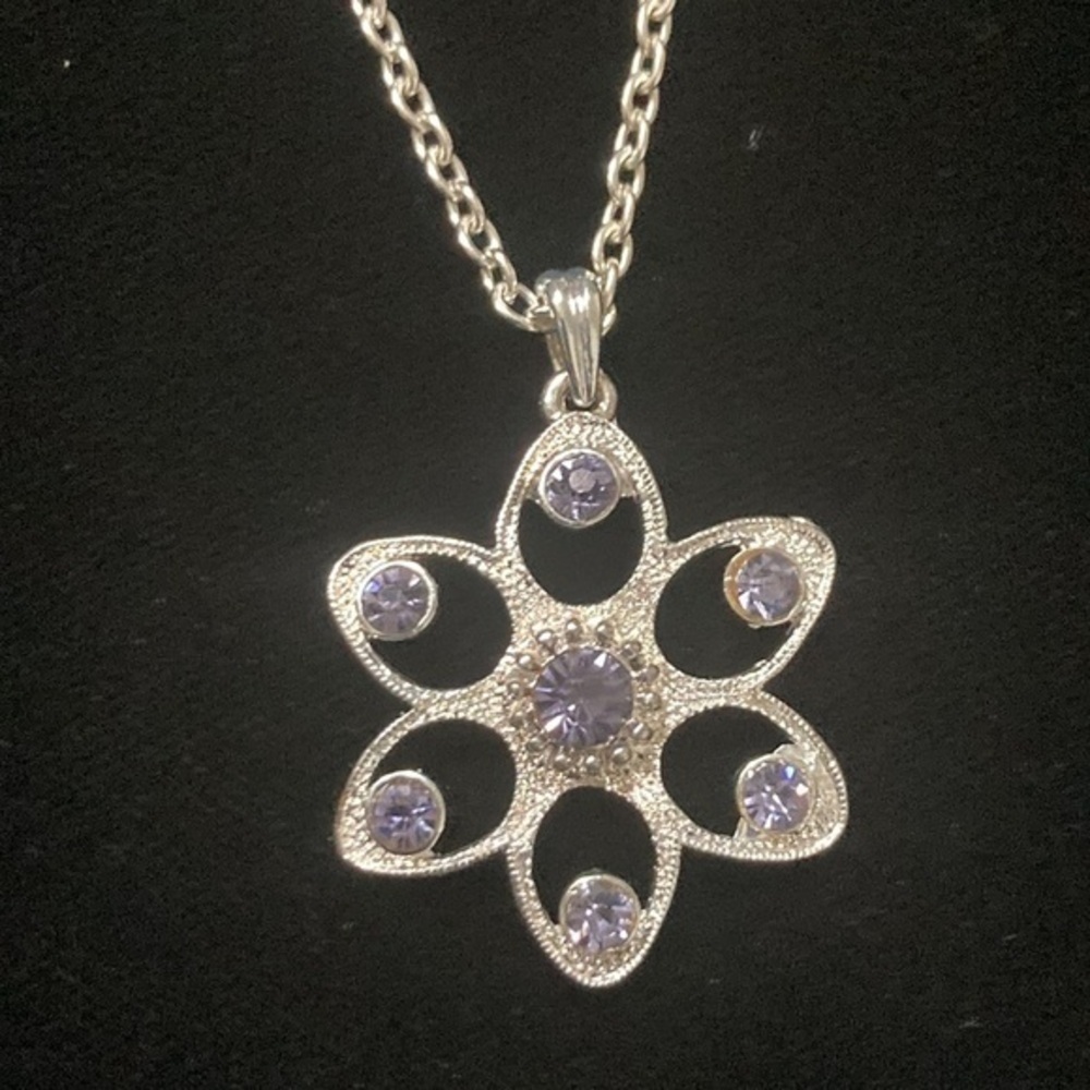🌸 Purple flower necklace